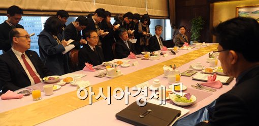 [포토]김중수 "환율 변동성 이용한 투기 막아야 "