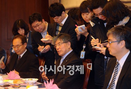 [포토]김중수 한은 총재 말에 쏠린 관심 