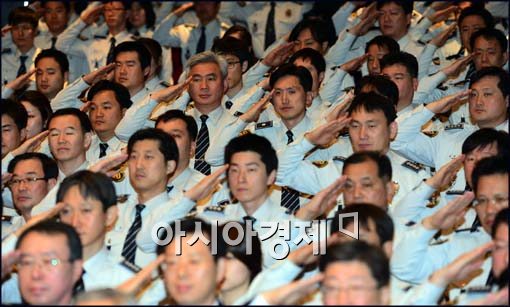 [포토]국민의례하는 학교전담경찰관들