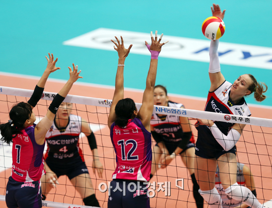 [포토] 스파이크 때리는 케이티