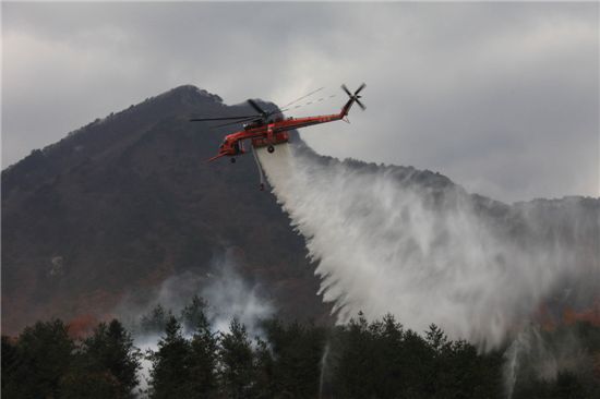 산불현장에서 물을 쏟아붓고 있는 초대형 산림헬기