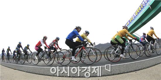 [포토]역주하는 사이클 선수들 