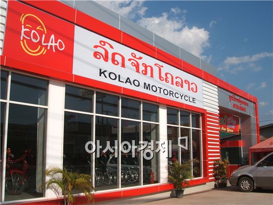 코라오가 자체 제작한 오토바이를 판매하는 전시장. 오토바이 본체에는 'KOREAN TECHNOLOGY(한국기술)'라는 문구가 있다.