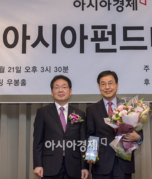 [포토]아시아펀드대상, 금감원장상 수상한 한국투자신탁운용