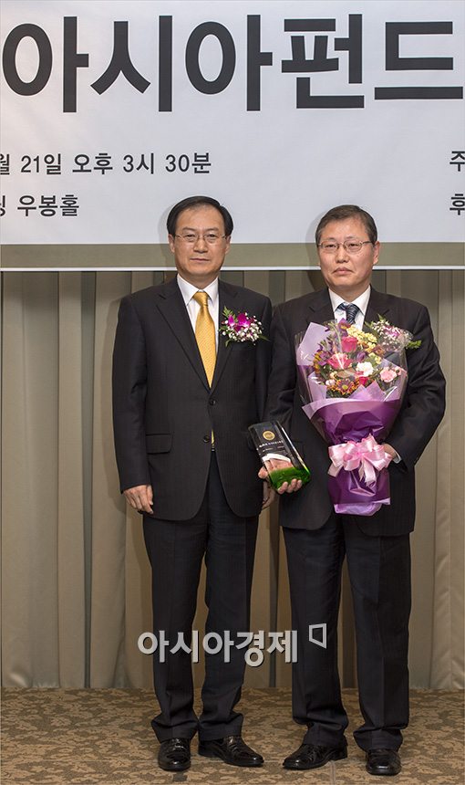 [포토]아시아펀드대상, 베스트판매상을 받은 우리투자증권