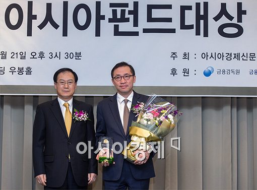 [포토]아시아펀드대상, 베스트판매상을 수상한 KDB대우증권