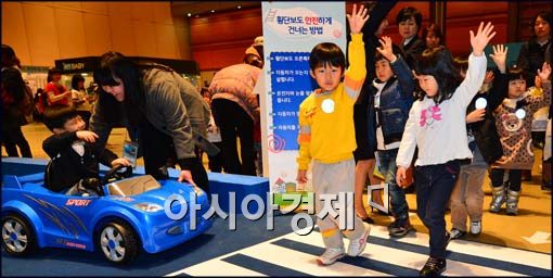 [포토]횡단보도 건널때는 손을 들고