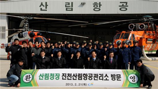 [동정] 헬기조종사 등 격려한 이돈구 산림청장