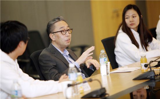 ▲박지원 두산중공업 부회장(가운데)이 지난 20일 서울 서초동 본사에서 '청년에너지 프로젝트 공모전' 수상 대학생들과 만나 대화를 나누고 있다. 