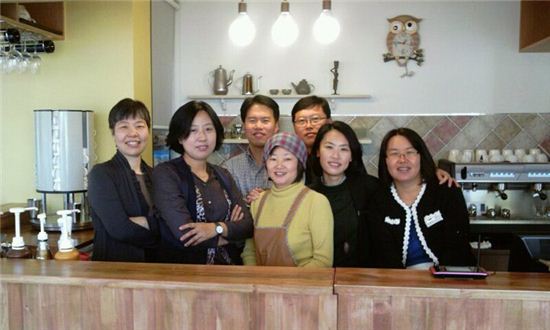 개업할 때의 산새지기들. 왼쪽부터 이정화 지기, 오수연 지기, 윤평호 지기, 이경숙(주방 담당), 장기수 지기, 정이은숙 지기, 강윤정 지기.