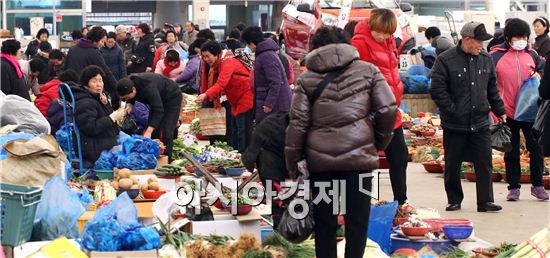 강진읍시장에서 소비자들이 시장을 보고 있다.