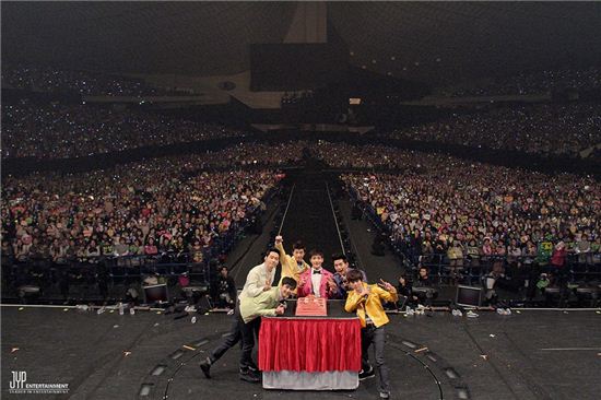 2PM, 日 주간차트 3관왕 ‘1만 2천 팬들과 기념촬영’