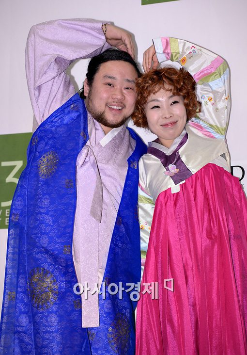 [포토]송영길-오나미, 파격적인 하객패션