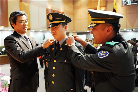 서강석 호남대총장(왼쪽)이 학군 사관 후보생에게 승급 계급장을 달아주고 있다.