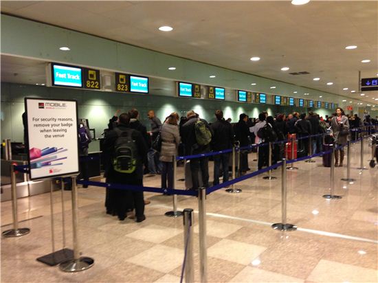 세계 각국의 기자들이 스페인 바르셀로나 공항에서 MWC 2013 프레스 카드를 받기 위해 줄을 서고 있다. 