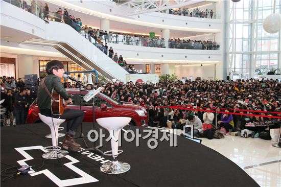 한국GM은 지난 23일 영등포 타임스퀘어 중앙 원형 무대에서 트랙스 출시 기념으로 트랙스의 광고 모델인 로이킴의 게릴라 뮤직쇼를 개최했다. 