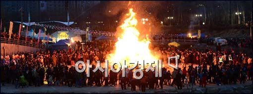[포토]달집에 소원 비는 시민들