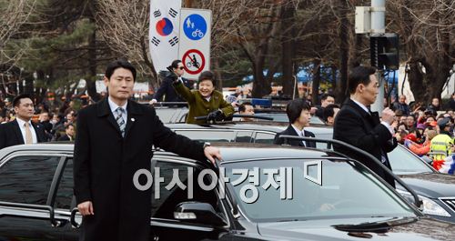 [포토] 손 흔드는 박근혜 대통령