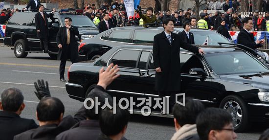 [포토] 국민들과 인사 나누는 박근혜 대통령