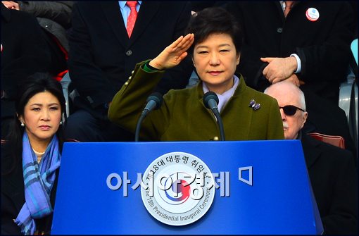 박근혜 제18대 대통령이 25일 서울 여의도 국회의사당 광장에서 열린 대통령 취임식 사열행사에서 육·해·공 3군 의장대가 '받들어 총'으로 경례하자 거수경례로 받고 있다.