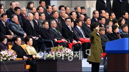 [포토]거수경례 하는 박근혜 대통령