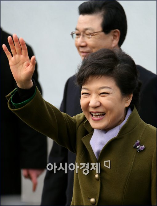 [포토]손흔드는 박근혜 대통령