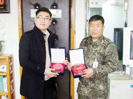 육군 51군수지원단 주임원사와 예은사랑봉사대 대표가 자매결연 협약을 체결 후 기념촬영을 하고있다.