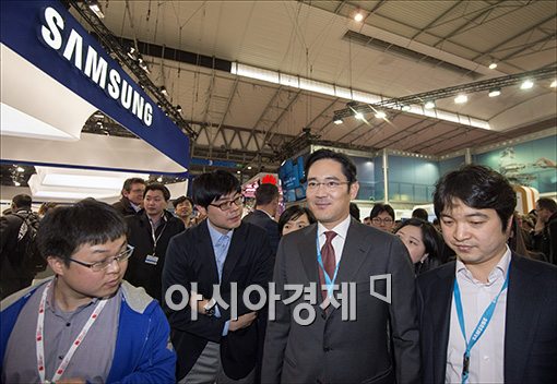 [포토]MWC 삼성부스 찾은 이재용 삼성부회장