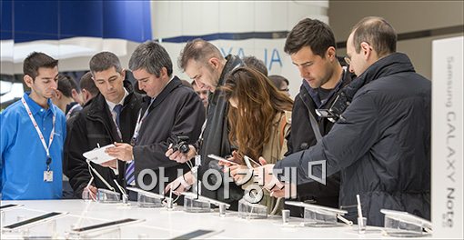 [포토]"갤럭시 노트 8.0 한번 써보자"