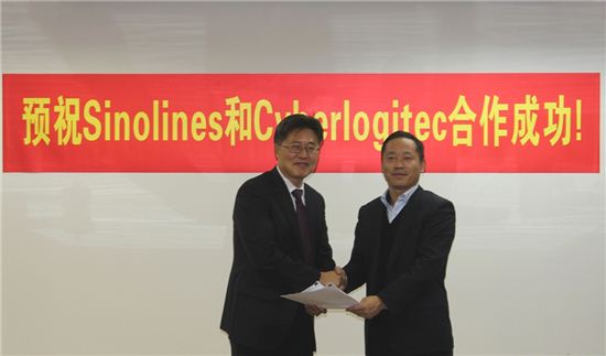 싸이버로지텍의 김원기 해운사업본부장(左)과 시노트랜스의 Zhao chun ji 부사장(右)이 상해 시노트랜스에서 계약하는 모습.