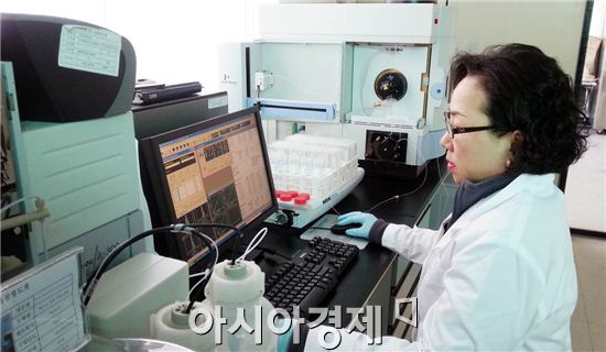 한 연구원이 정밀하게 토양을 분석하고 있다.