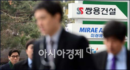 [포토]출근하는 쌍용건설 직원들