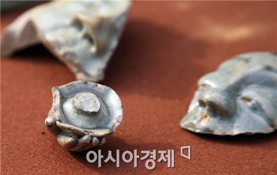 강진군 석문리 용혈암지에서 발굴된 청자불상 