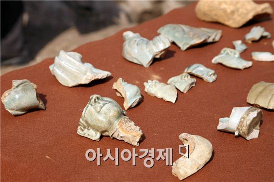 강진군 석문리 용혈암지에서 발굴된 청자불상 