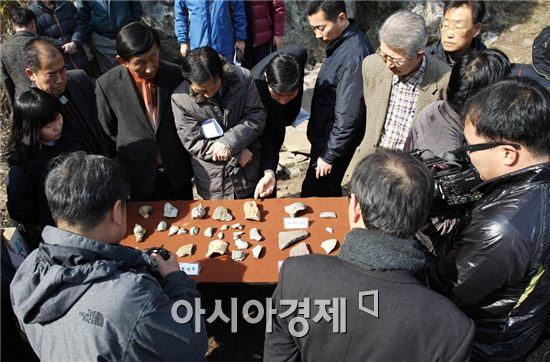 강진군 석문리 용혈암지에서 발굴된 청자불상을 보고 있는 관계자들