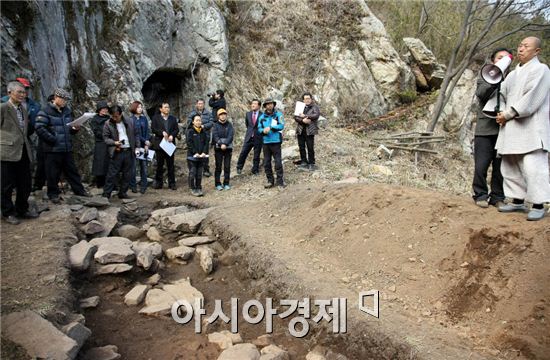 강진군 석문리 용혈암지에서 발굴된 청자불상에 대해 한 관계자가 설명을 하고 있다. 