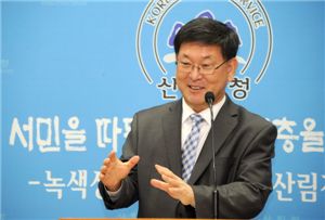 정부대전청사에서 기자들에게 브리핑을 하며 설명 중인 김남균 산림청 차장