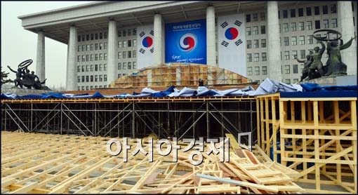 [포토]철거 되고 있는 취임식 연단