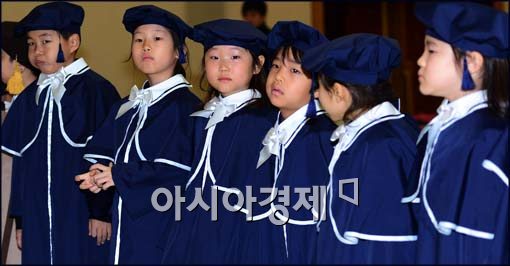 [포토]진지한 졸업생들