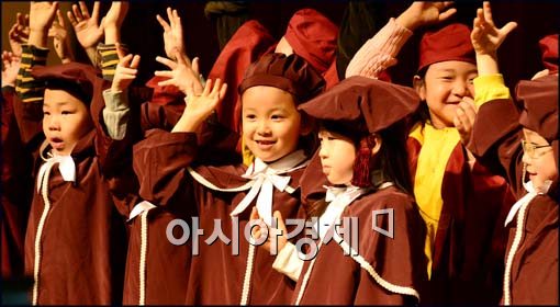 [포토]밝은 표정 짓는 유치원 졸업생들