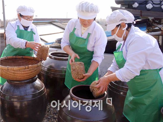 담양군 송정마을 새마을부녀회 회원들이 깨끗하게 씻은 메주를 항아리에 담아 장을 담갔다.