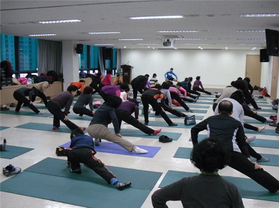 성북구가 20인 이상이 모이면 전문 강사가 출동해 올바른 운동방법을 알려줌으로써 수요자 중심의 건강프로그램이라는 긍정적 평가를 받고 있다.
