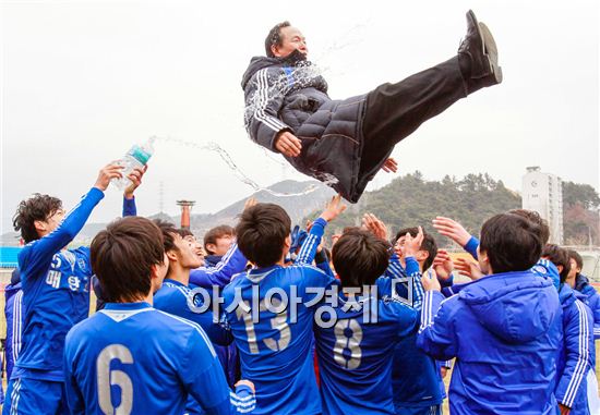 백운기 전국 고등학교 축구대회에서  우승한 수원 매탄고 학생들이 감독을 헹가래를 치고 있다.