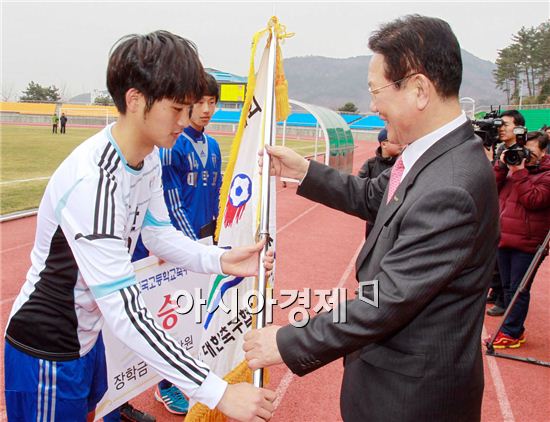 백운기 전국 고등학교 축구대회에서  우승한 수원 매탄고 학생이 이성웅 광양시장으로부터 우승기를 받고 있다.