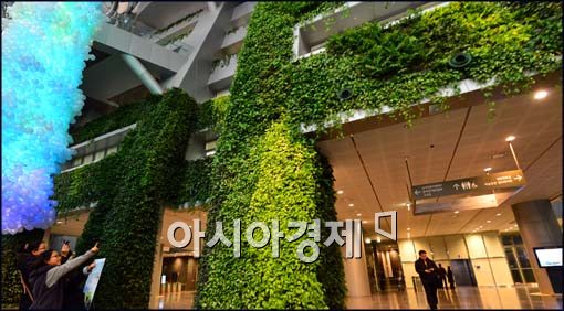 [포토]수직정원 사진찍는 시민들