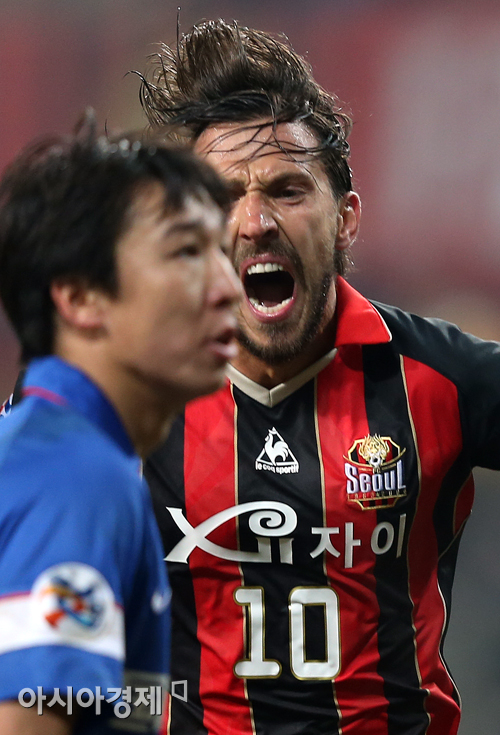 [포토] 상대 선수를 잡아먹을듯한 데얀