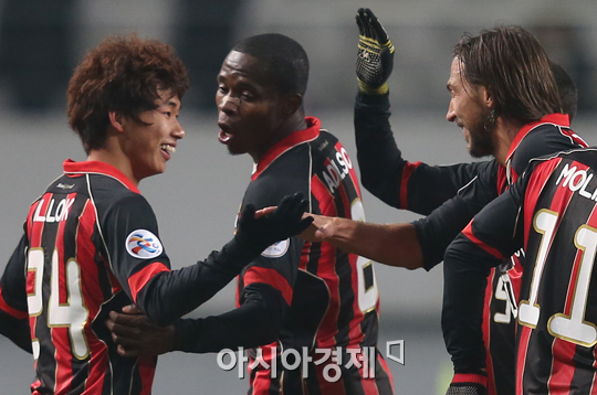 [포토] 윤일록-데얀 '사이좋게 한 골씩'