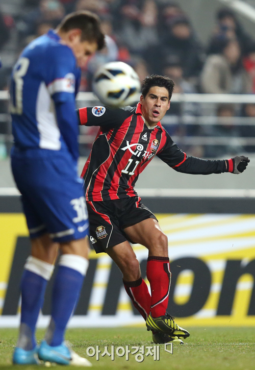 [포토] 몰리나 '앗, 맞춰서 미안해~'