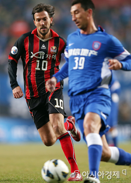 [포토] 공 쫓는 데얀