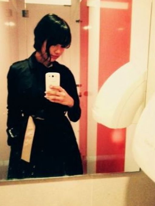 수지 거울셀카, 트렌치 코트 입고 독특한 분위기 '눈길'